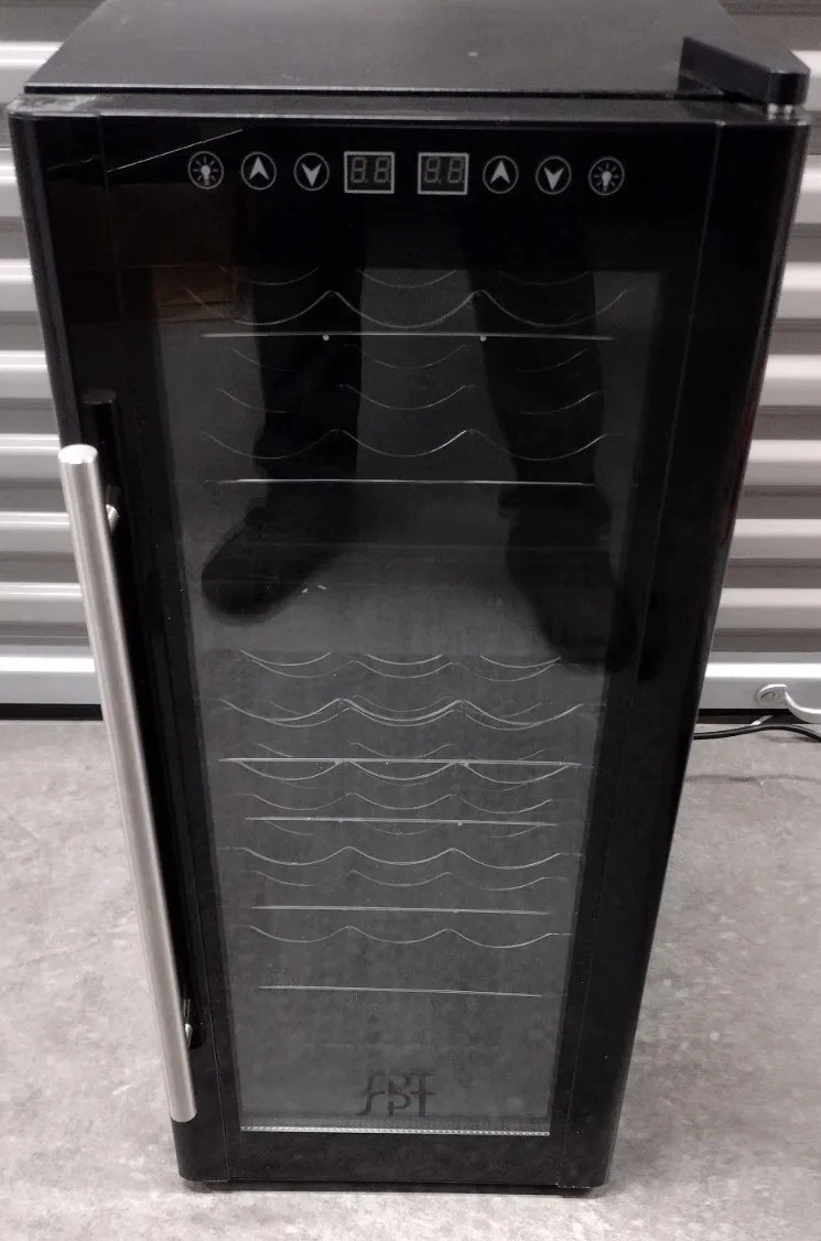 22x14x32'' 120v 60Hz 33L 70w 18 BOTTLE WINE COOLER